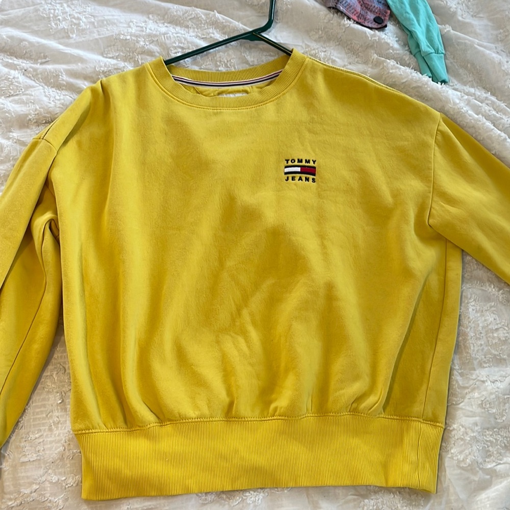 Size medium, yellow Tommy jeans sweatshirt